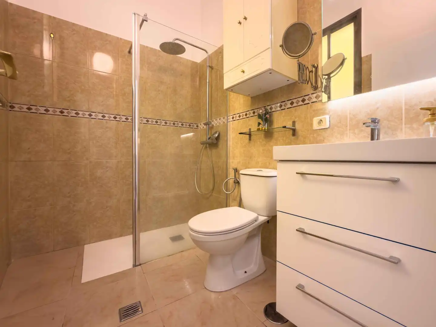 Badezimmer von Wohnung zum Verkauf in Santa Cruz de Tenerife mit Klimaanlage und Möbliert