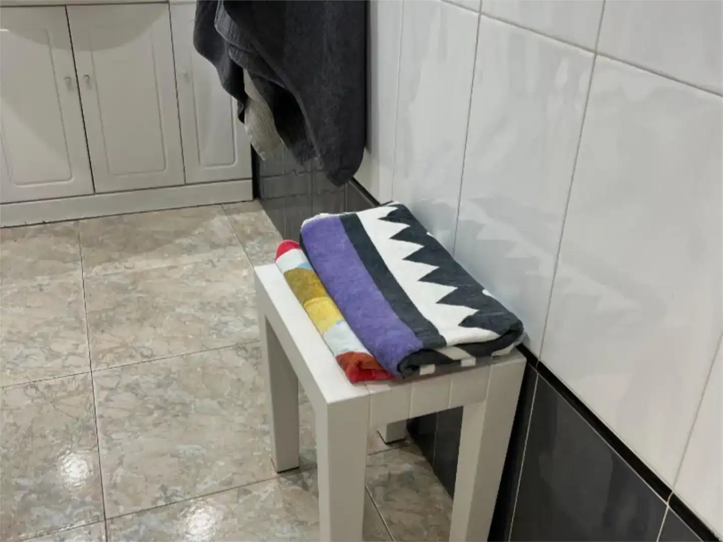 Badezimmer von Wohnung zur Miete in Benidorm mit Klimaanlage, Privatgarten und Schwimmbad