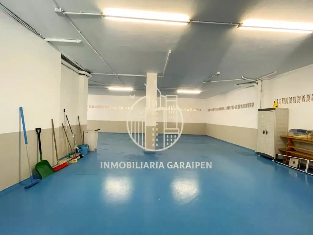 Parkplatz von Garage zum Verkauf in Aia