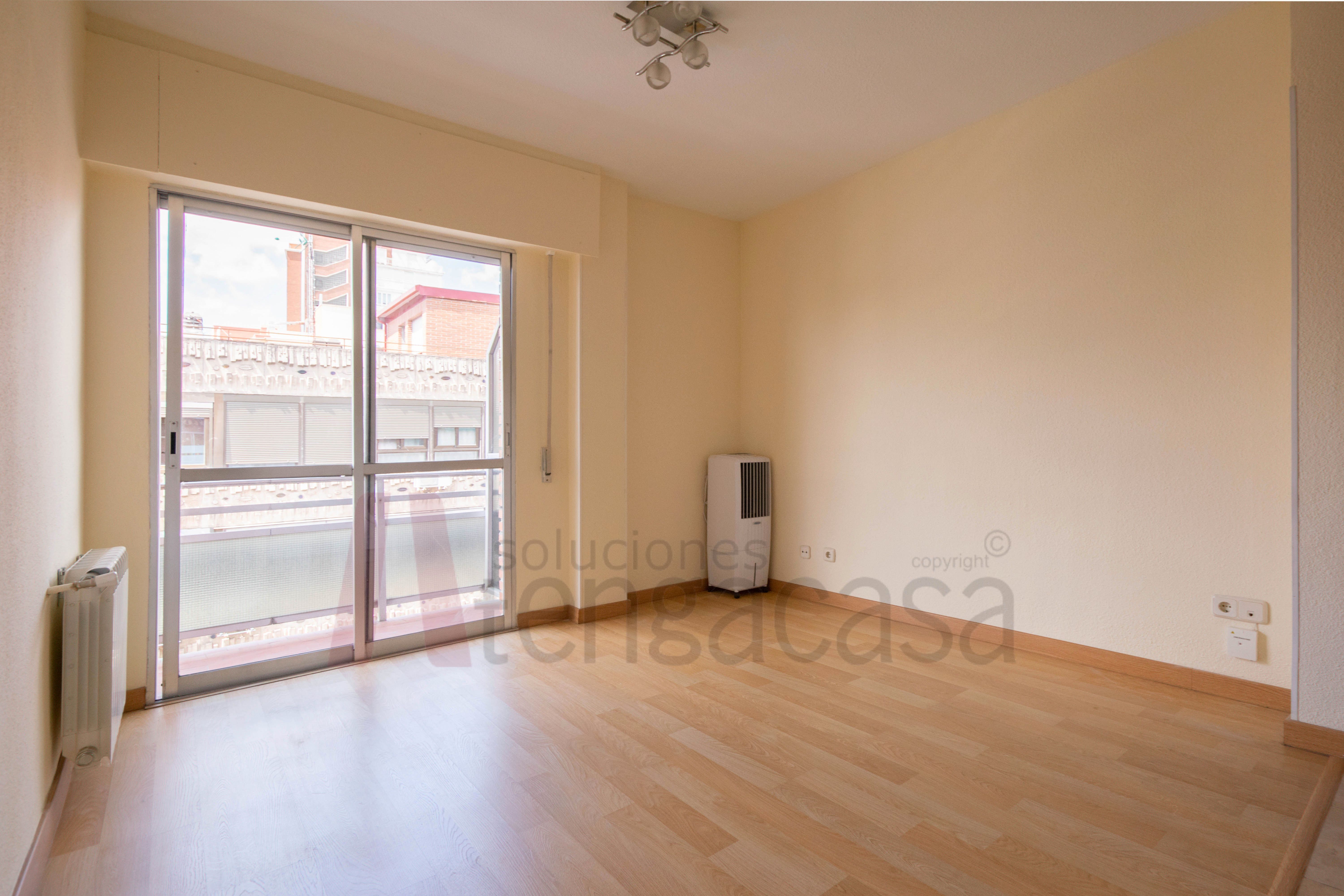 Dormitori de Apartament de lloguer en  Madrid Capital amb Calefacció, Terrassa i Rentadora