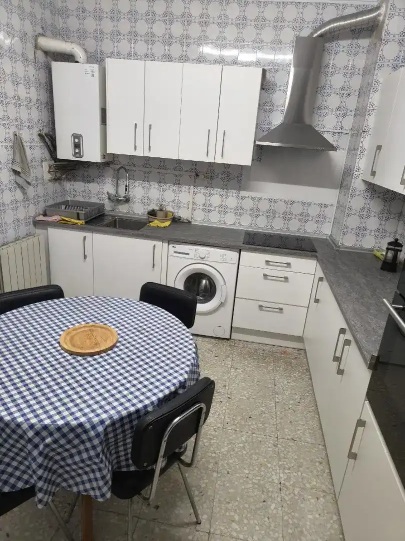 Kitchen of Flat for share in Oeste