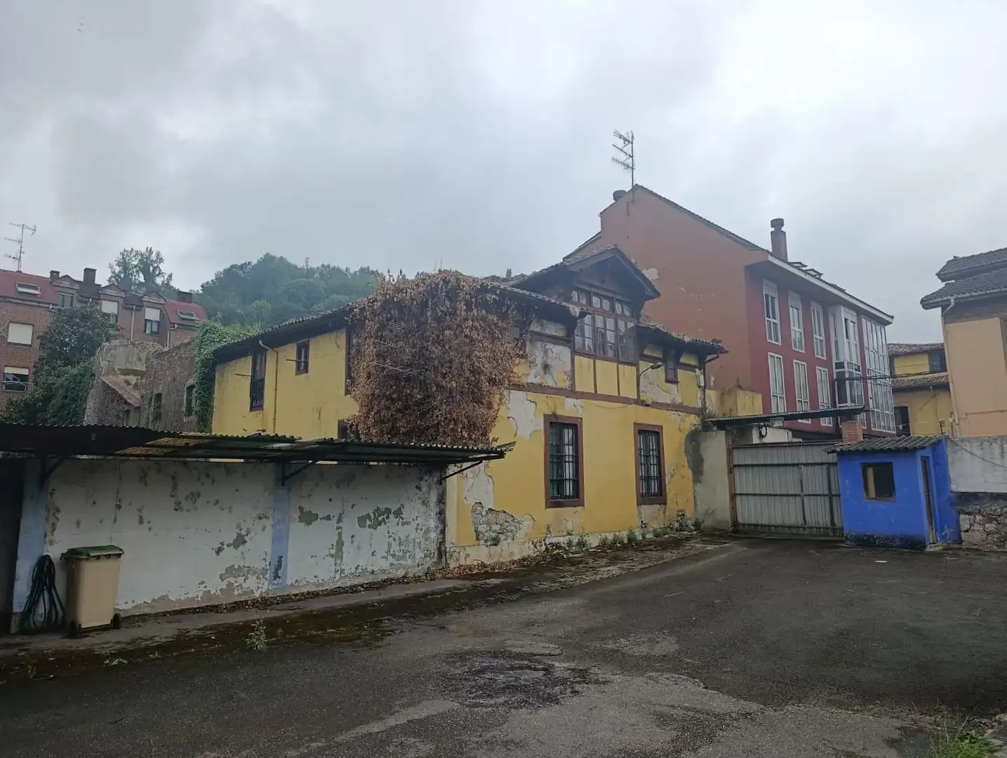 Vista exterior de Edifici en venda en Oviedo 