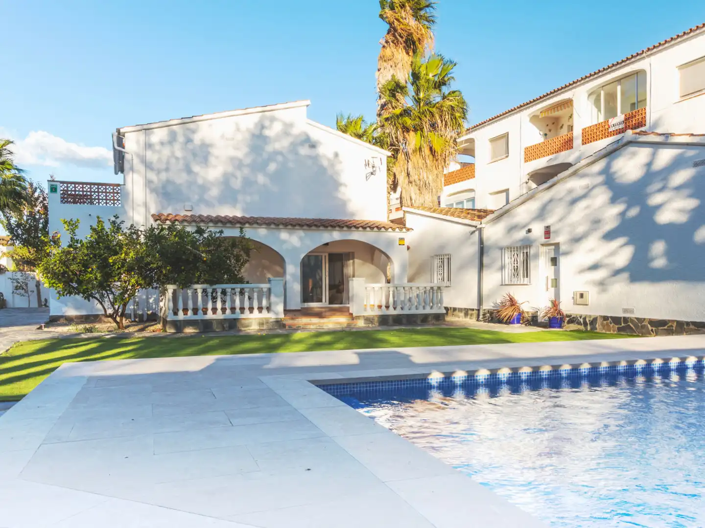 Schwimmbecken von Erdgeschoss zum Verkauf in Empuriabrava mit Klimaanlage, Heizung und Terrasse
