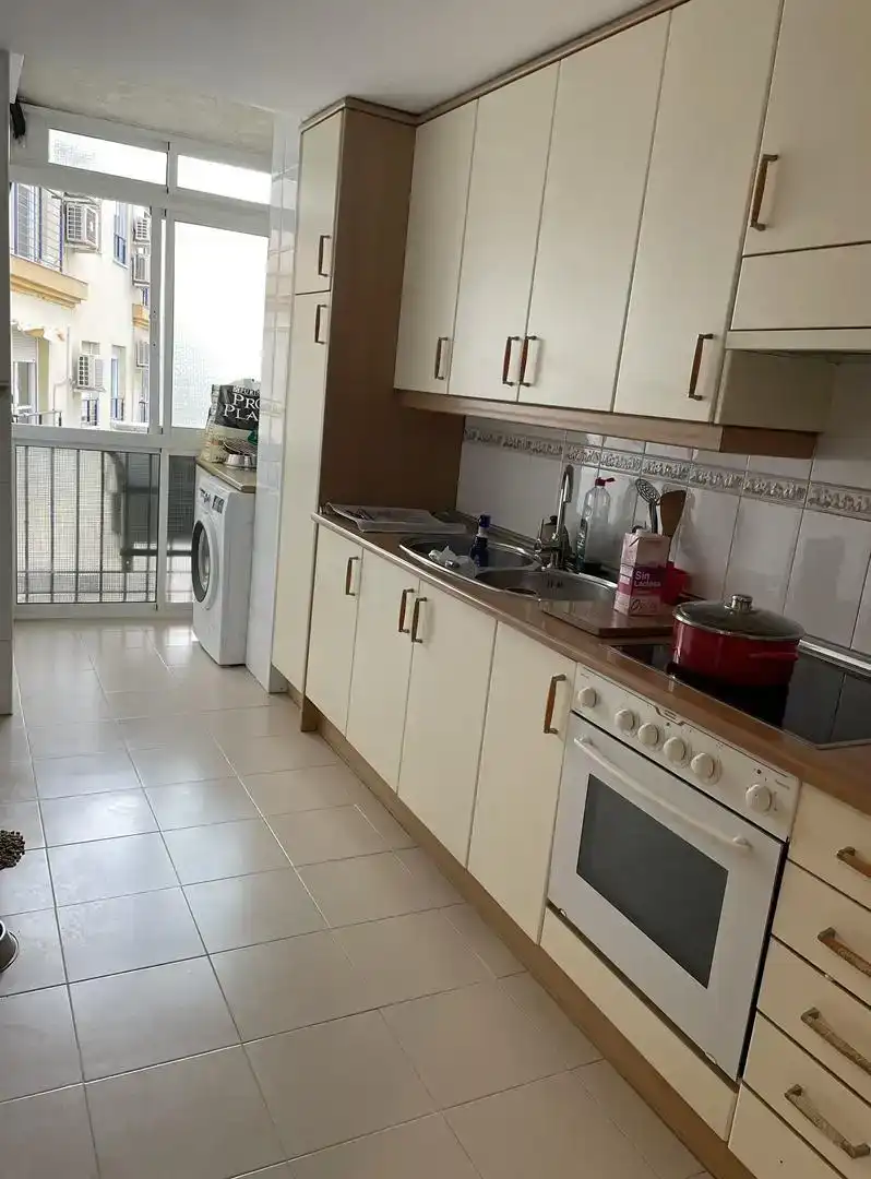 Cuina de Apartament per a compartir en Torremolinos amb Aire condicionat, Moblat i Balcó