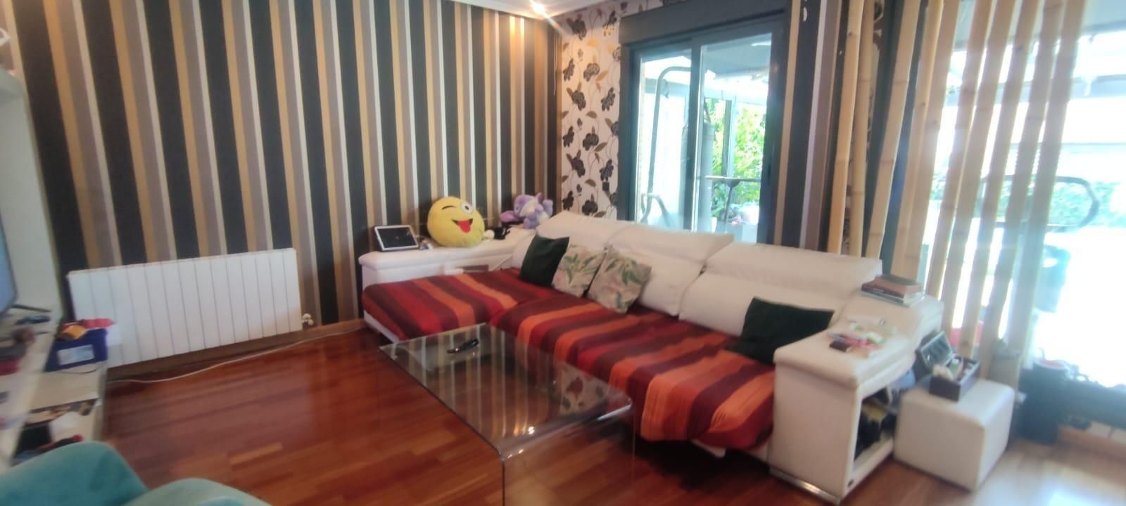 Sala d'estar de Casa adosada en venda en Valladolid Capital amb Calefacció, Moblat i Piscina comunitària