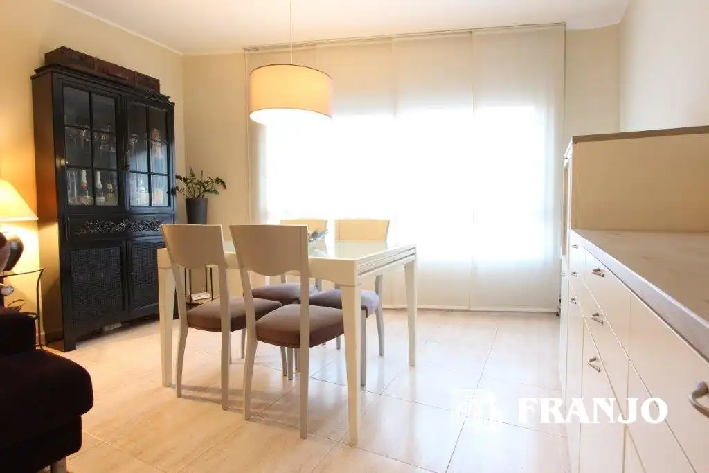Comedor de Casa adosada en venta en Sabadell con Aire acondicionado, Calefacción y Jardín privado