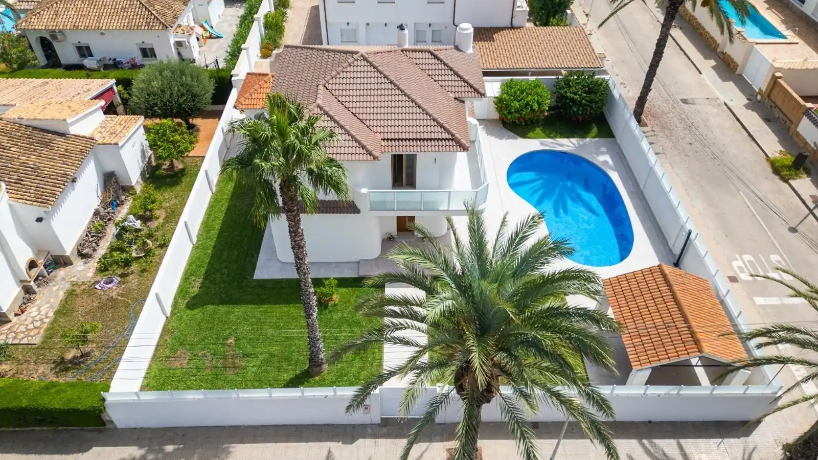 Vista exterior de Casa o xalet en venda en Orihuela amb Jardí privat, Terrassa i Piscina