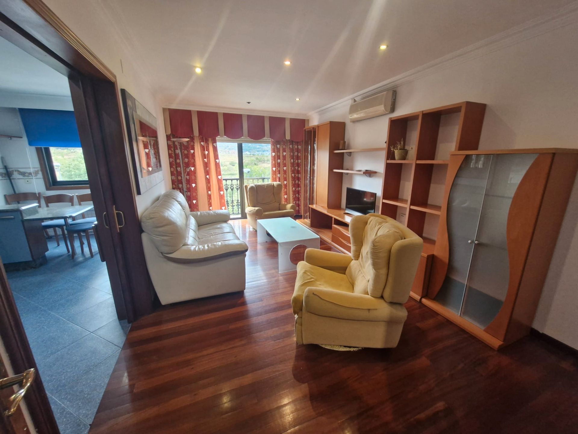 Sala d'estar de Pis en venda en Ourense Capital  amb Calefacció, Parquet i Moblat