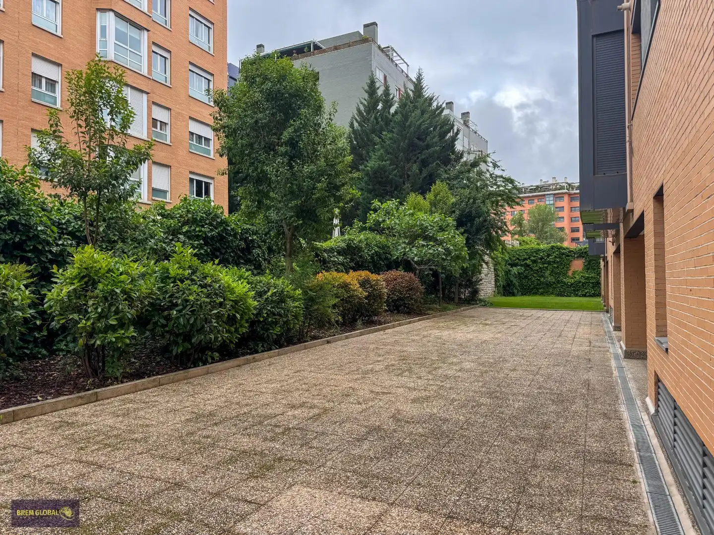 Parking de Piso en venta en Madrid con Aire acondicionado, Calefacción y Jardín privado