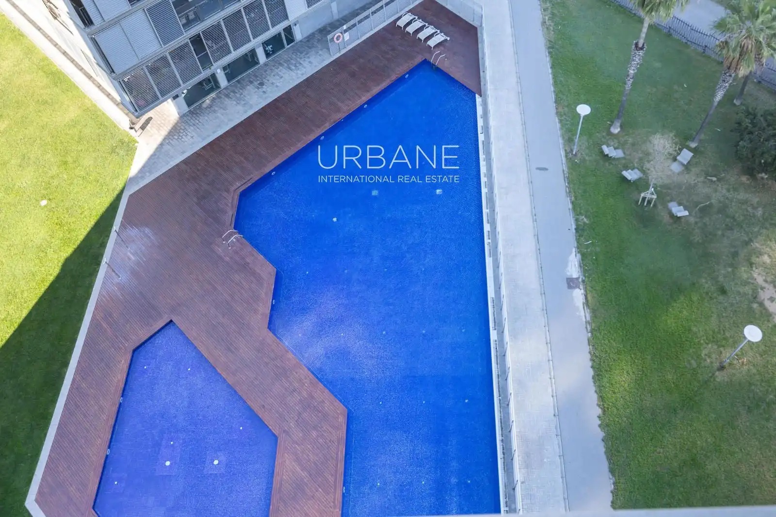 Piscina de Ático de alquiler en Barcelona con Aire acondicionado, Calefacción y Amueblado