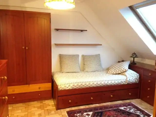 Dormitori de Apartament de lloguer en Oviedo  amb Calefacció, Parquet i Moblat