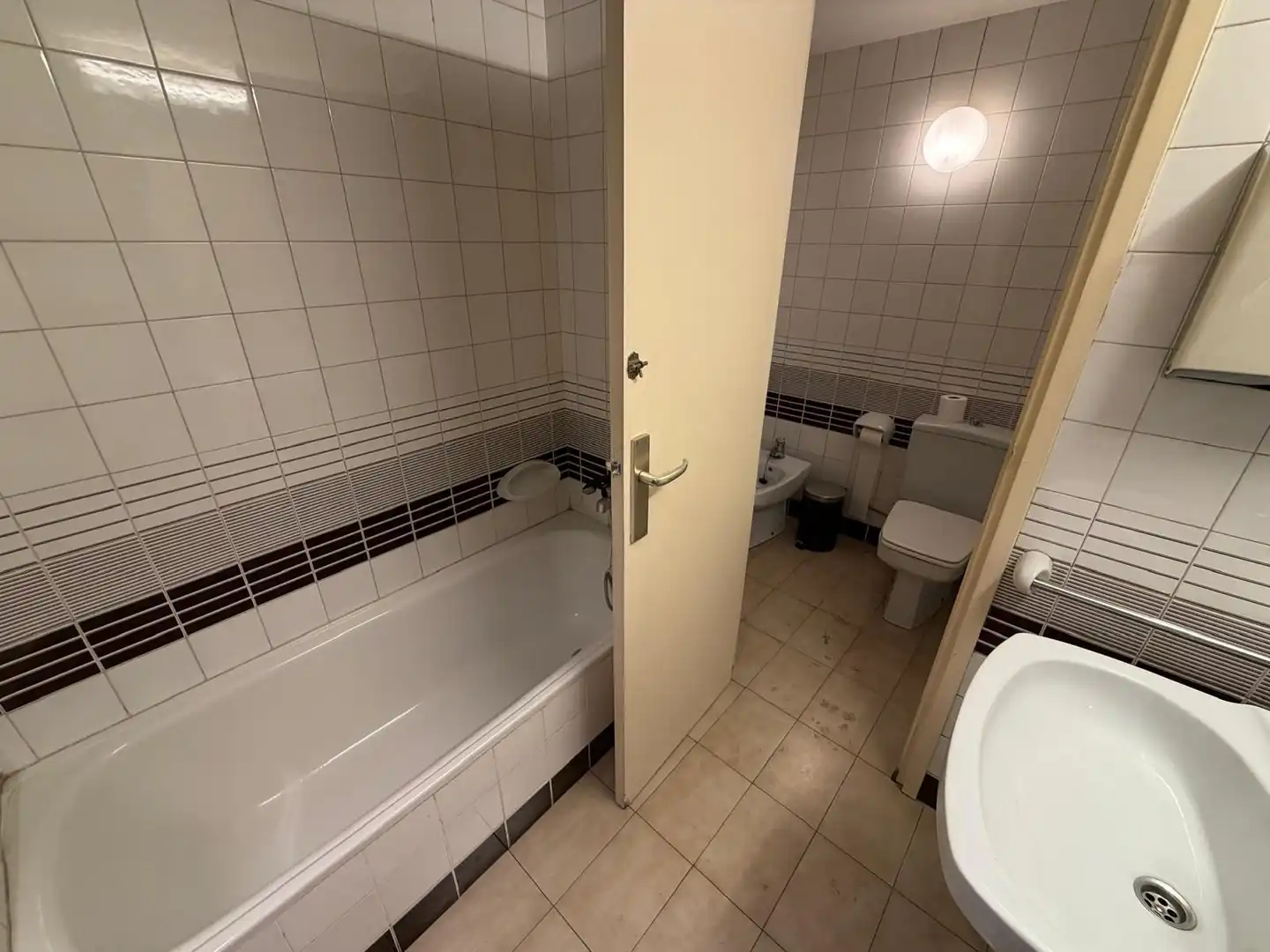 Bathroom of Office for rent in Girona  with Air Conditioner and Heating
