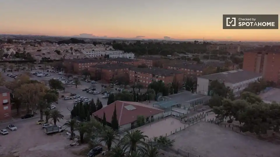 Vista exterior de Piso para compartir en Paterna con Aire acondicionado, Calefacción y Terraza
