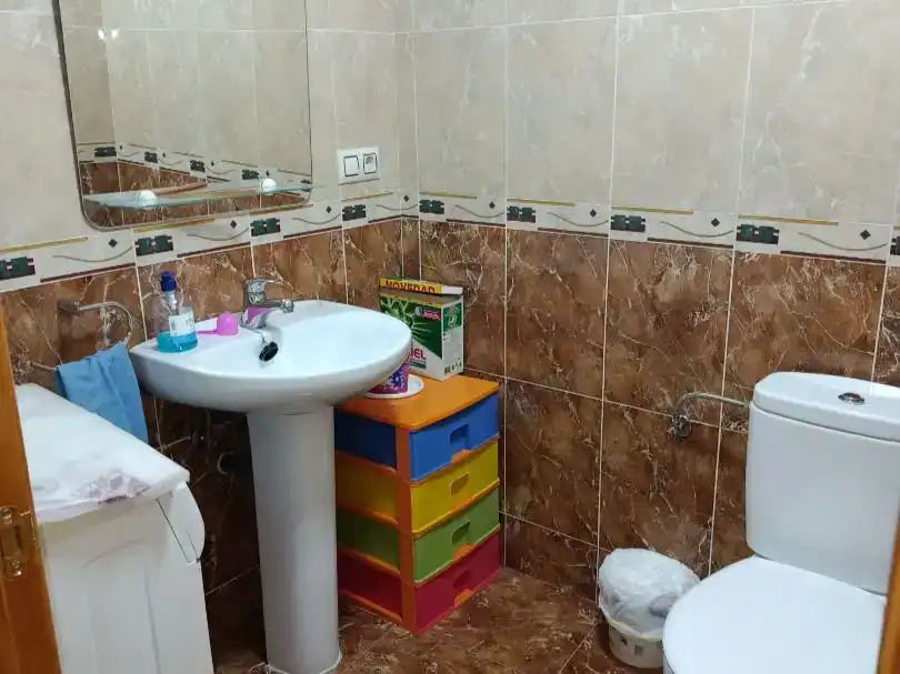 Bany de Casa adosada en venda en Alcuéscar amb Balcó