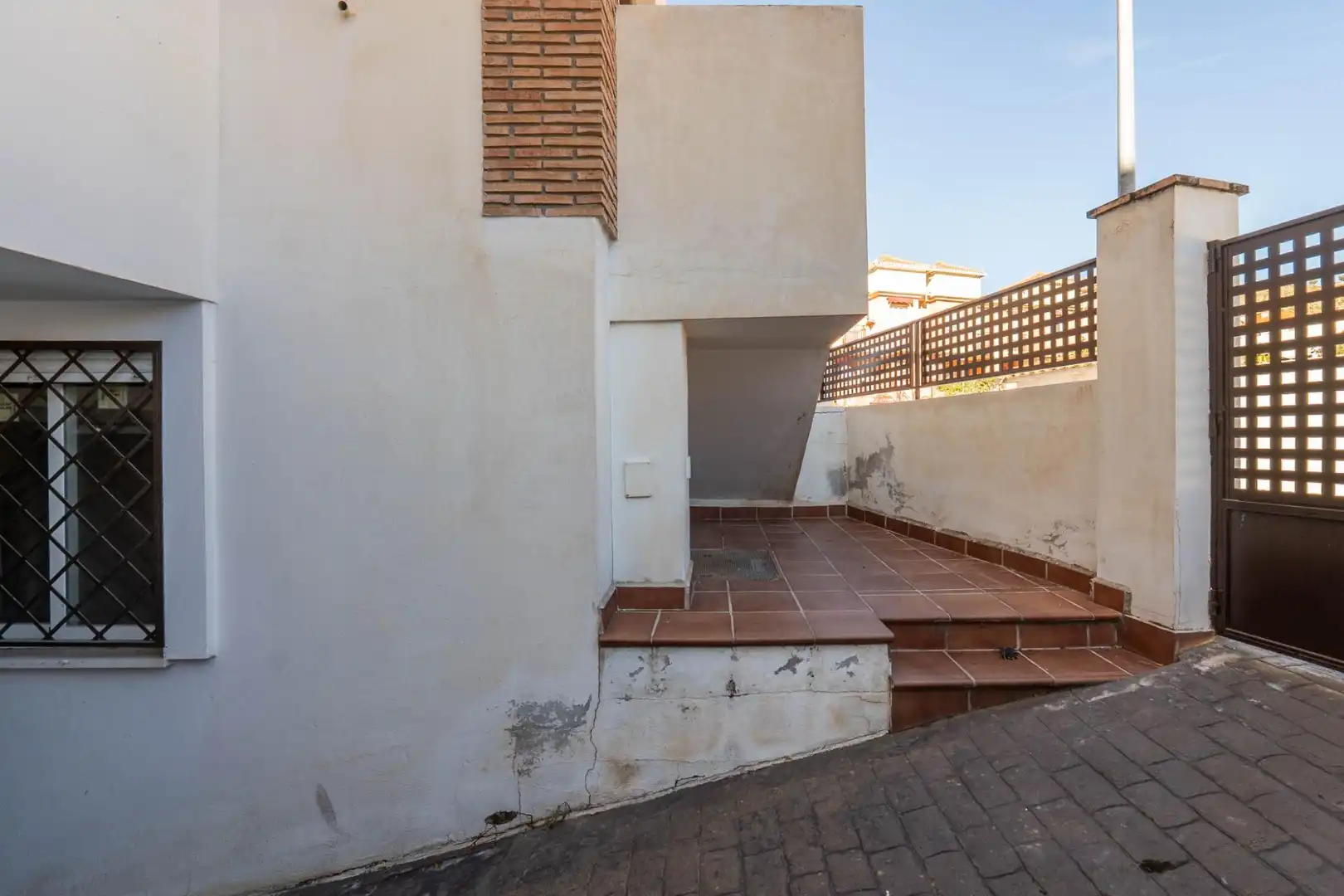 Vista exterior de Casa adosada en venta en Cenes de la Vega con Aire acondicionado, Calefacción y Jardín privado