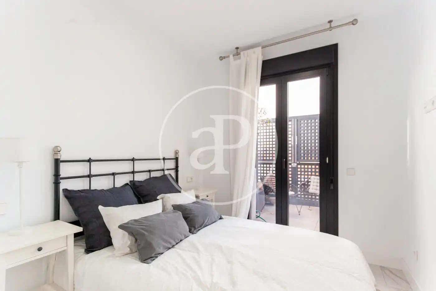 Schlafzimmer von Dachboden zur Miete in Madrid mit Klimaanlage, Heizung und Terrasse
