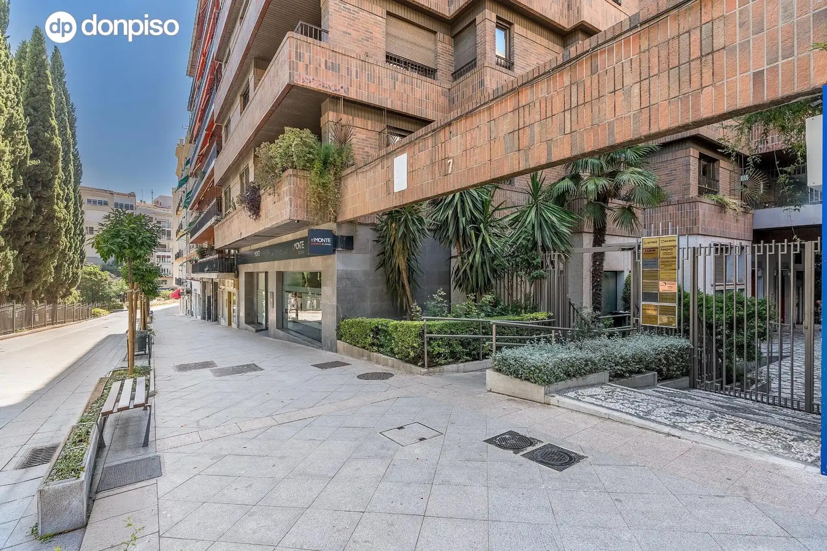 Außenansicht von Erdgeschoss zum Verkauf in Granada mit Klimaanlage, Privatgarten und Möbliert