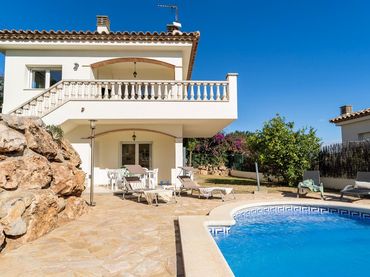 Casa amb piscina en venda a Calle VALL DE BIANYA