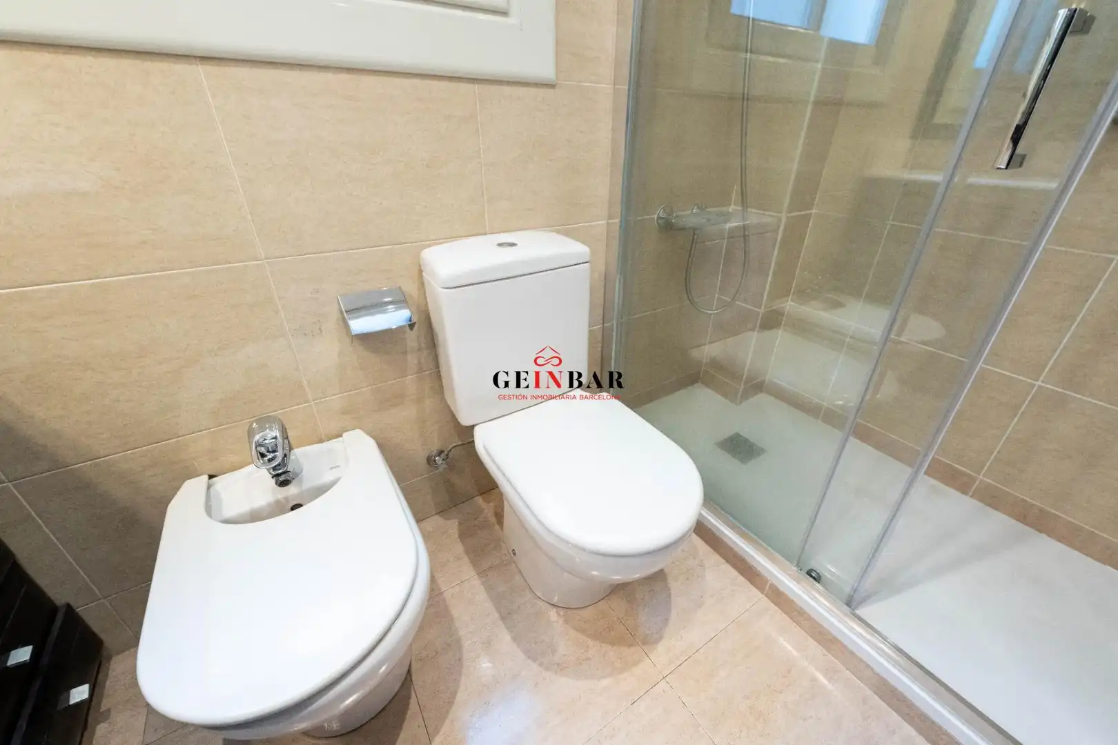 Badezimmer von Wohnung zum Verkauf in Barcelona mit Klimaanlage, Heizung und Privatgarten