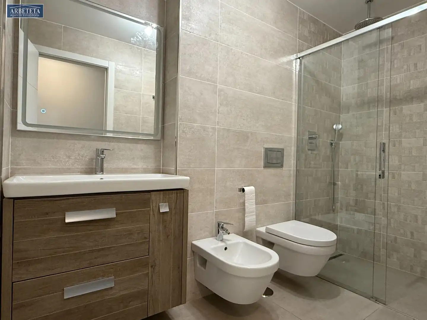 Baño de Piso en venta en Guadalajara con Calefacción y Balcón