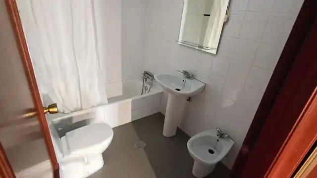 Bathroom of Flat for rent in Santiago de Compostela   with Storage room and Washing machine