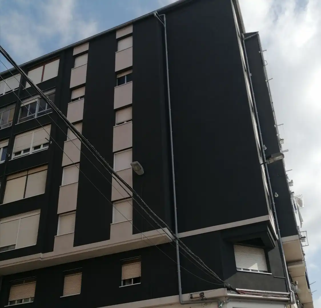 Vista exterior de Piso en venta en Torrelavega  con Calefacción, Terraza y Trastero