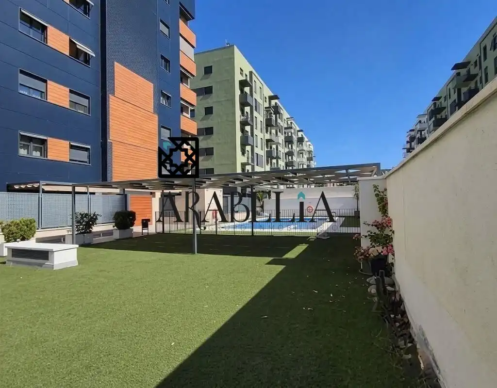 Pis amb piscina en venda a Poniente-Norte - Miralbaida - Parque Azahara