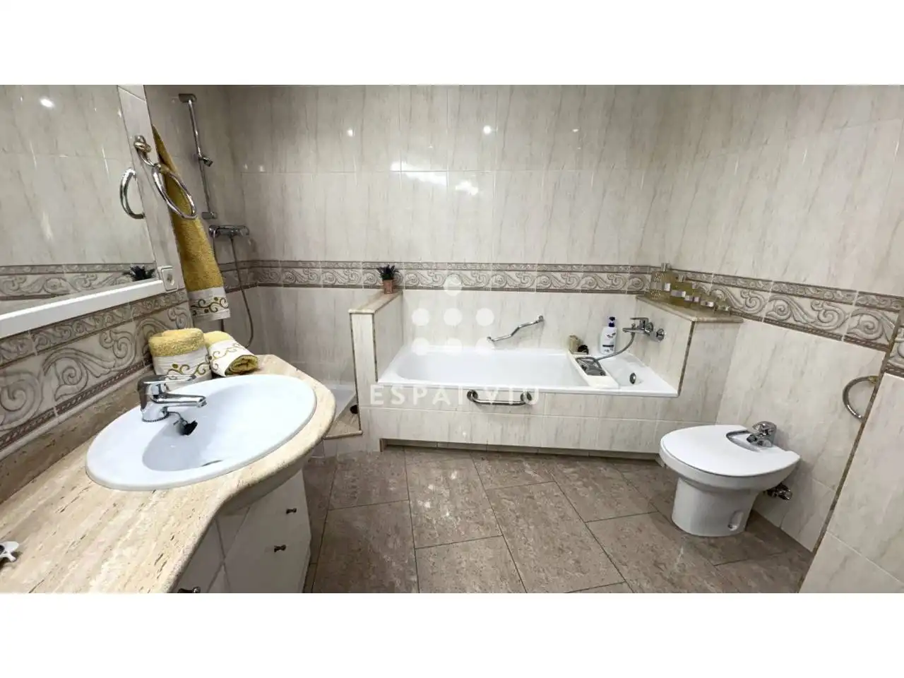 Baño de Piso en venta en Ripollet con Aire acondicionado, Calefacción y Jardín privado