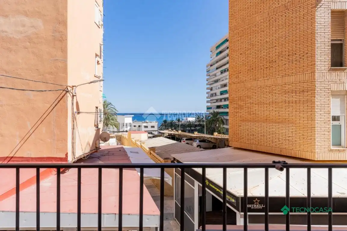 Vista exterior de Pis en venda en Roquetas de Mar amb Aire condicionat i Terrassa