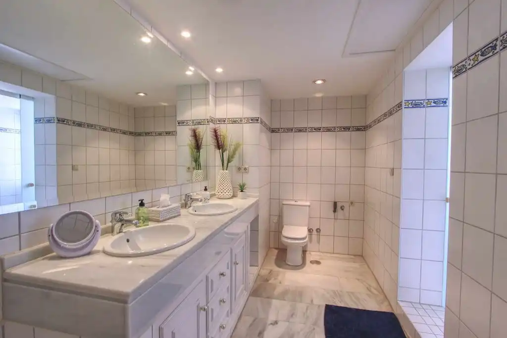 Baño de Ático en venta en Marbella con Aire acondicionado, Calefacción y Terraza