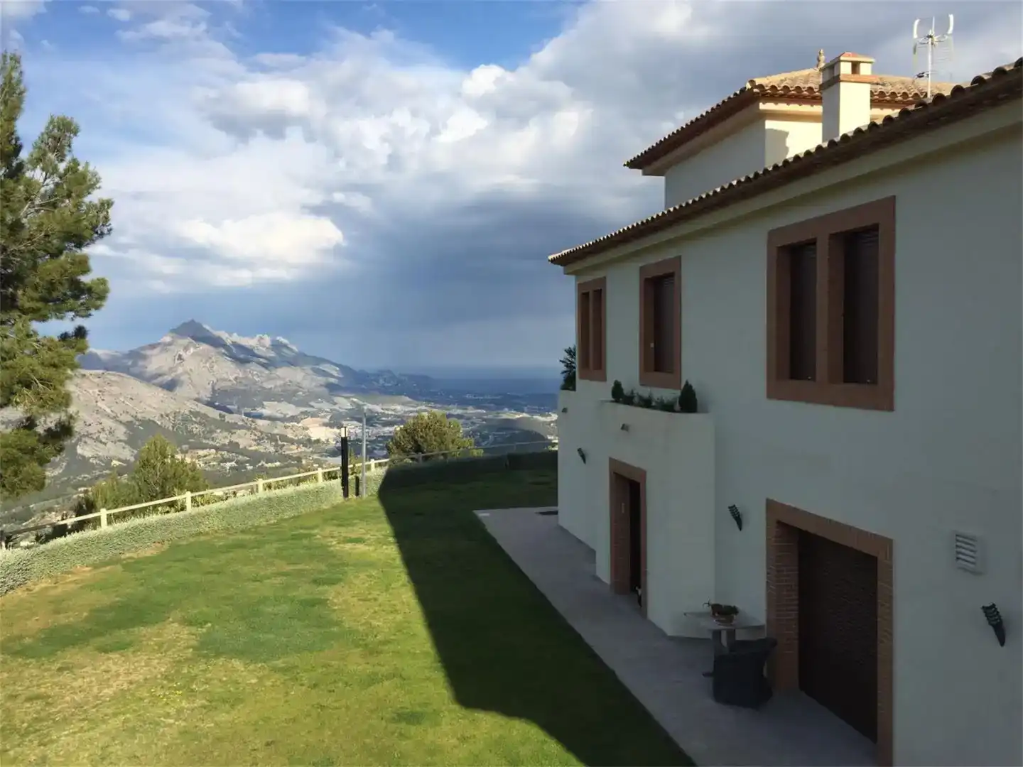 Vista exterior de Casa o xalet de lloguer en Benimantell, Alicante