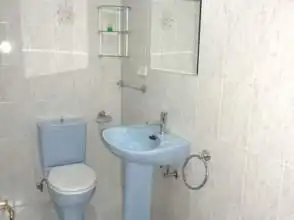 Baño de Piso de alquiler en Gijón  con Calefacción, Parquet y Amueblado