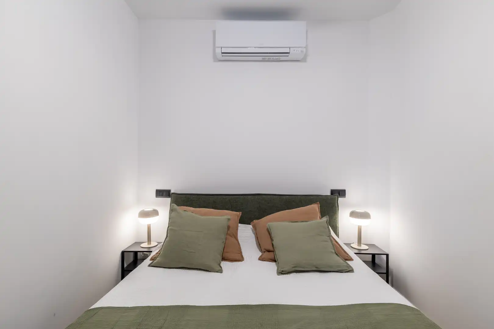 Dormitori de Apartament de lloguer en Madrid amb Aire condicionat, Calefacció i Moblat