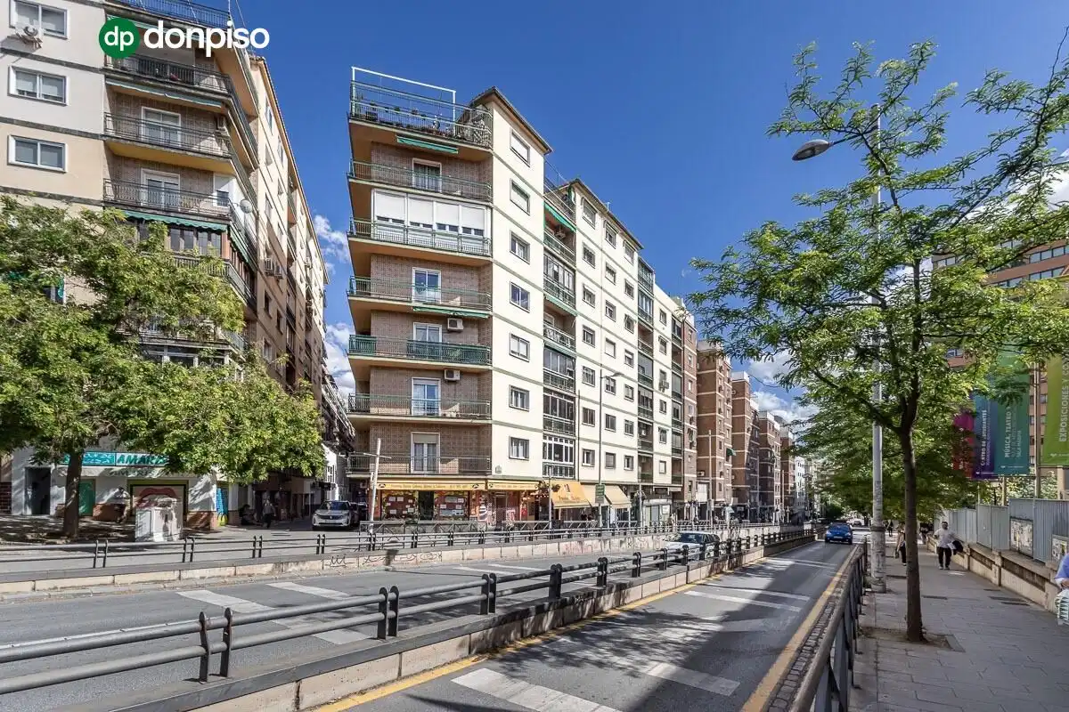 Vista exterior de Piso en venta en Granada con Aire acondicionado, Calefacción y Terraza