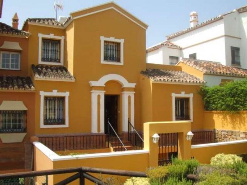 Vista exterior de Casa adosada en venta en Estepona con Aire acondicionado, Piscina y Piscina comunitaria