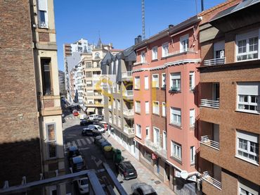 Pis amb balcó en venda a Calle De Juan Madrazo 9
