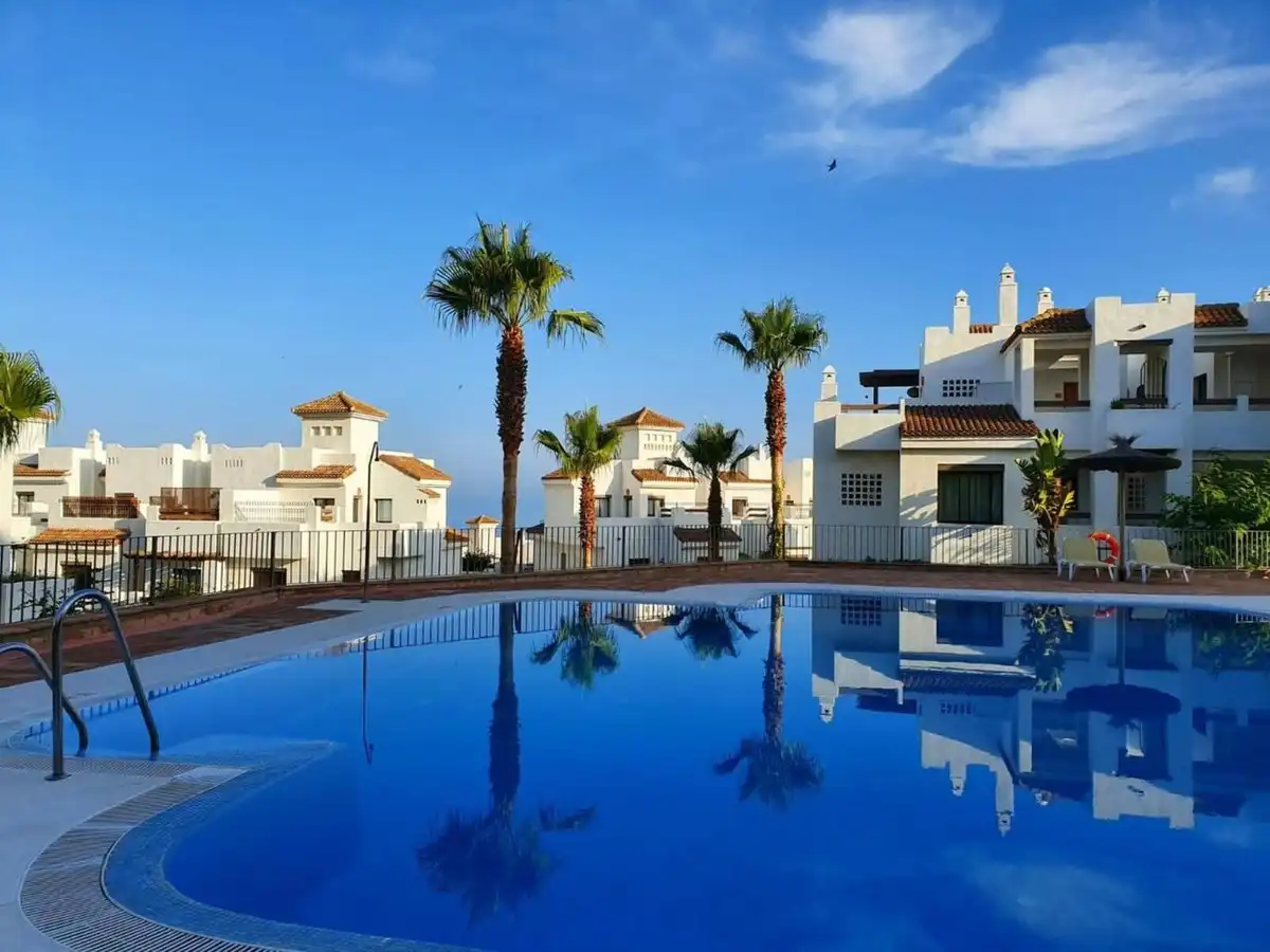 Vista exterior de Casa adosada de lloguer en La Alcaidesa amb Jardí privat, Terrassa i Jacuzzi