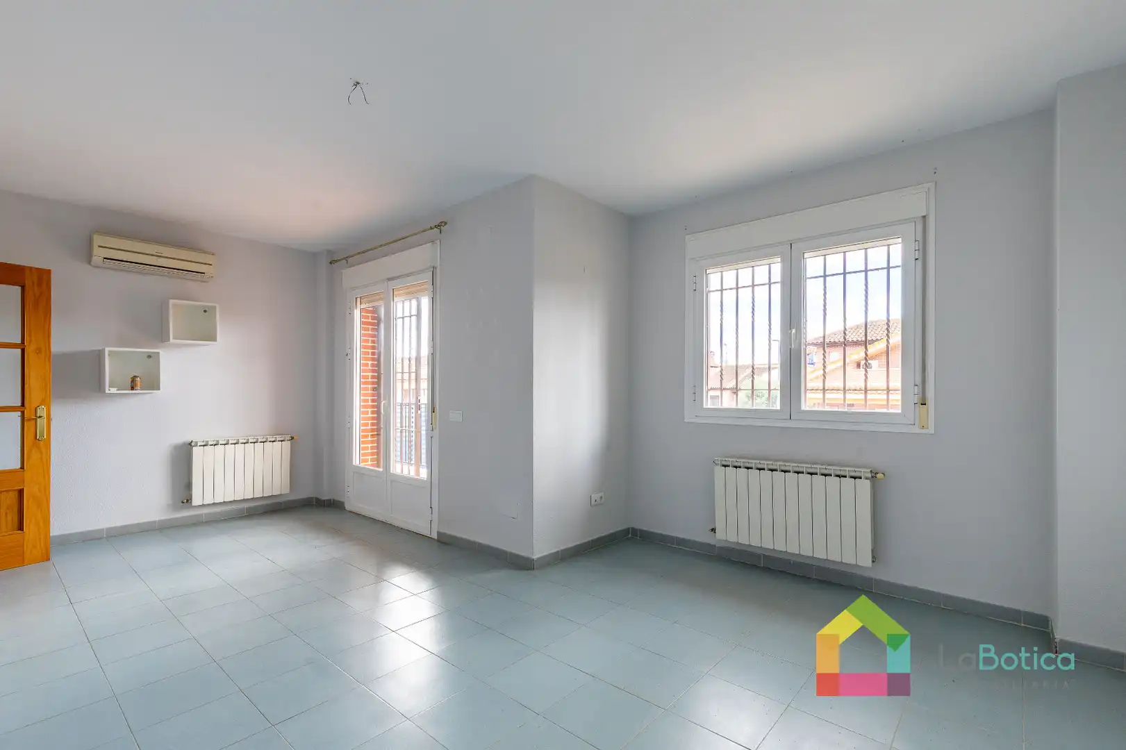 Sala de estar de Casa adosada en venta en Burguillos de Toledo con Calefacción, Jardín privado y Terraza