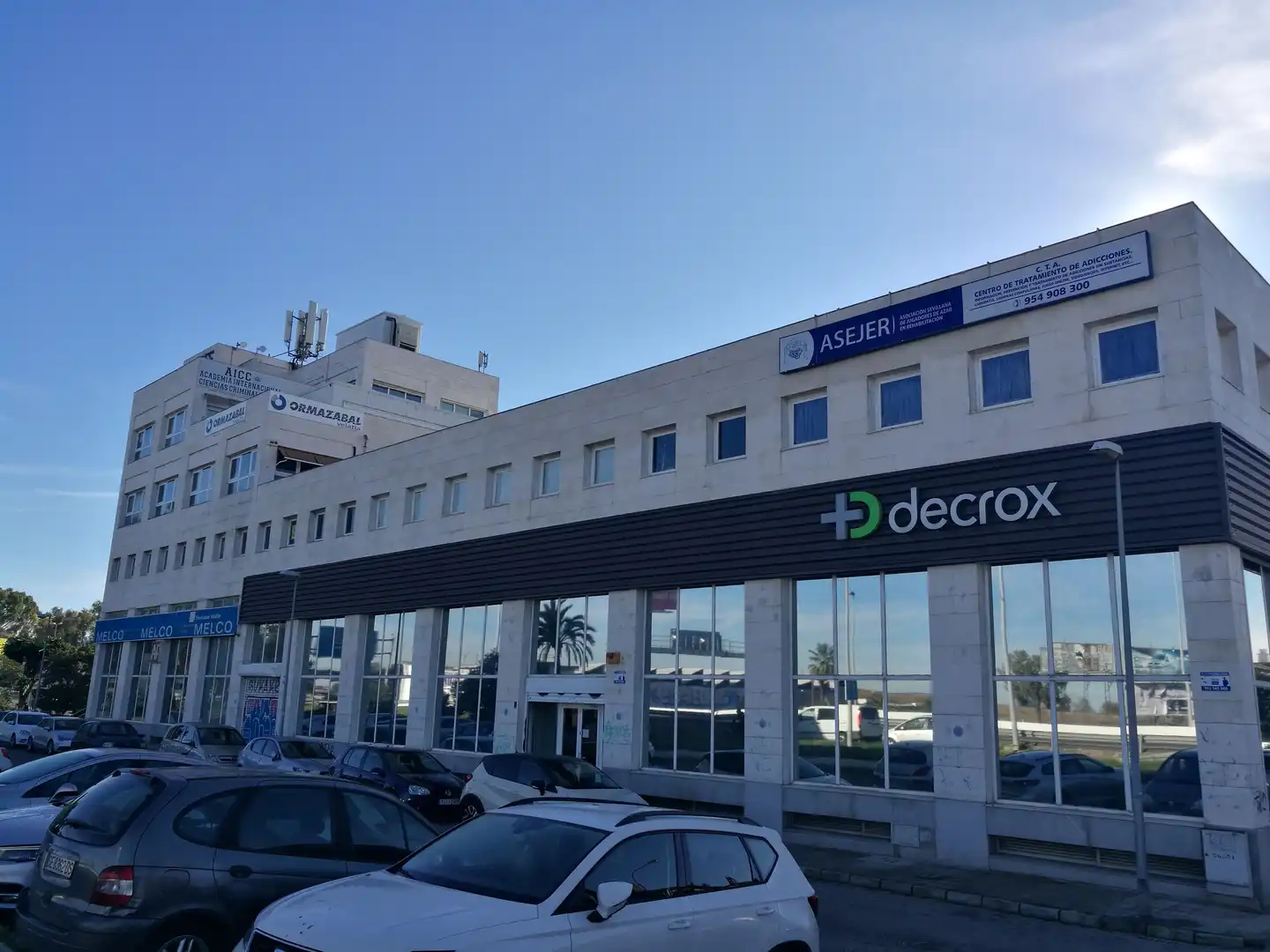 Vista exterior de Oficina de lloguer en Sevilla amb Aire condicionat