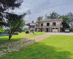 Vista exterior de Casa o xalet de lloguer en Sant Julià de Vilatorta amb Jardí privat, Terrassa i Piscina