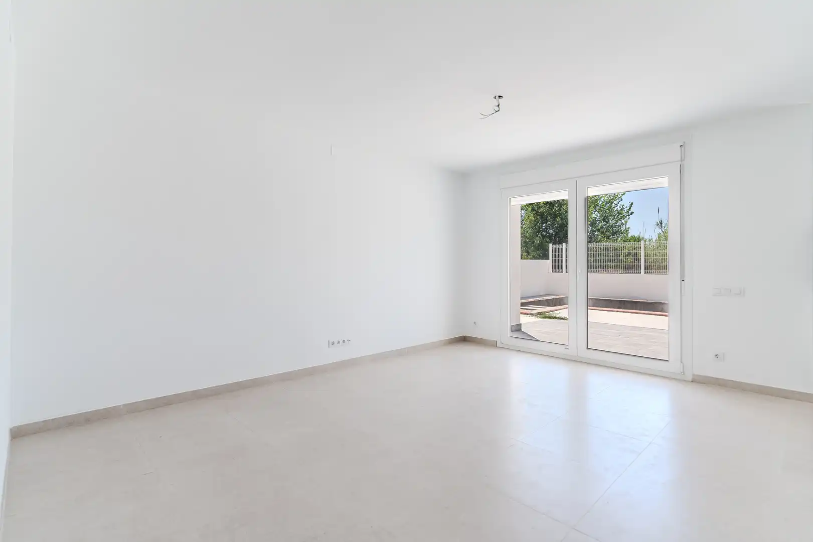 Sala d'estar de Casa adosada en venda en Deltebre amb Calefacció, Jardí privat i Terrassa