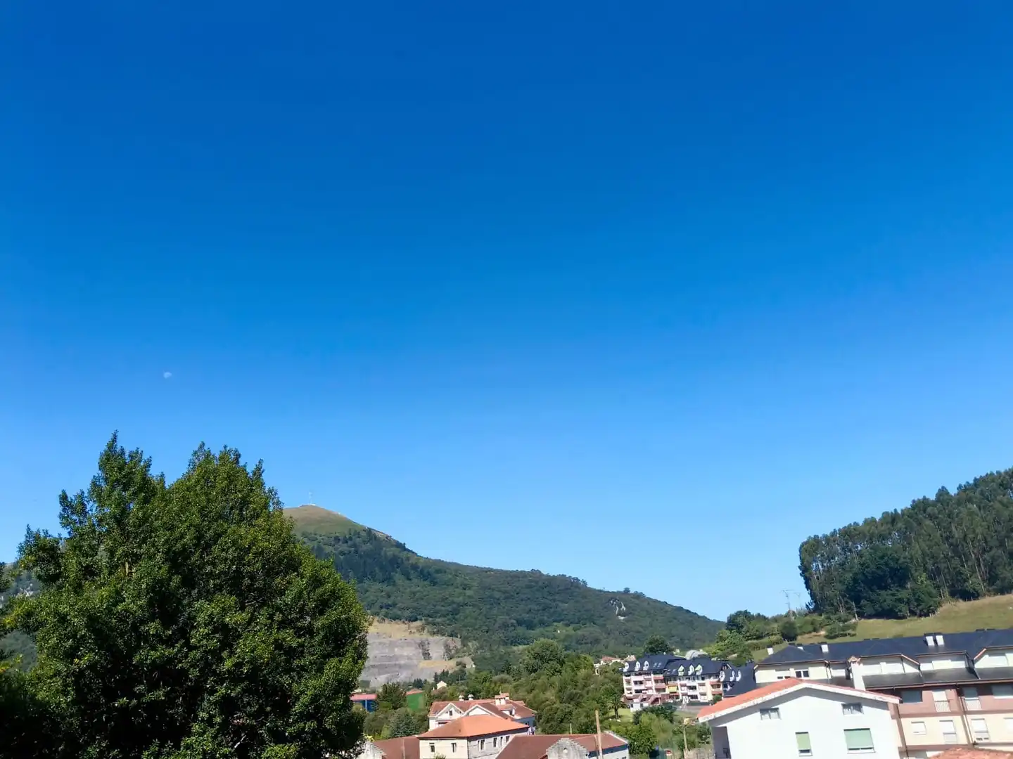 Außenansicht von Wohnung zum Verkauf in Limpias mit Heizung, Terrasse und Abstellraum