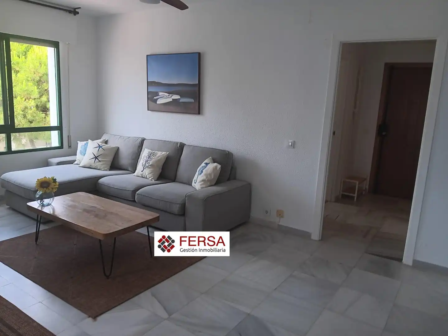 Sala d'estar de Pis de lloguer en El Puerto de Santa María amb Aire condicionat, Jardí privat i Terrassa
