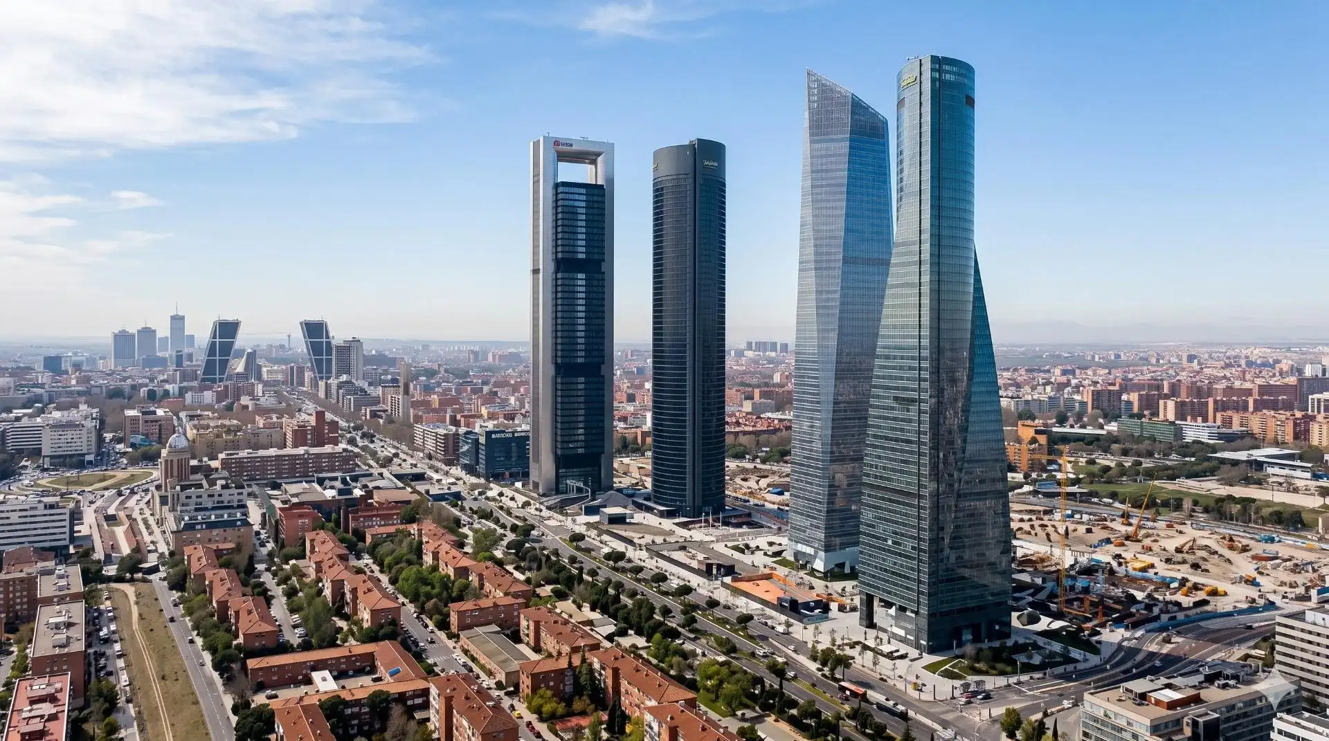 Vista exterior de Edifici en venda en Madrid