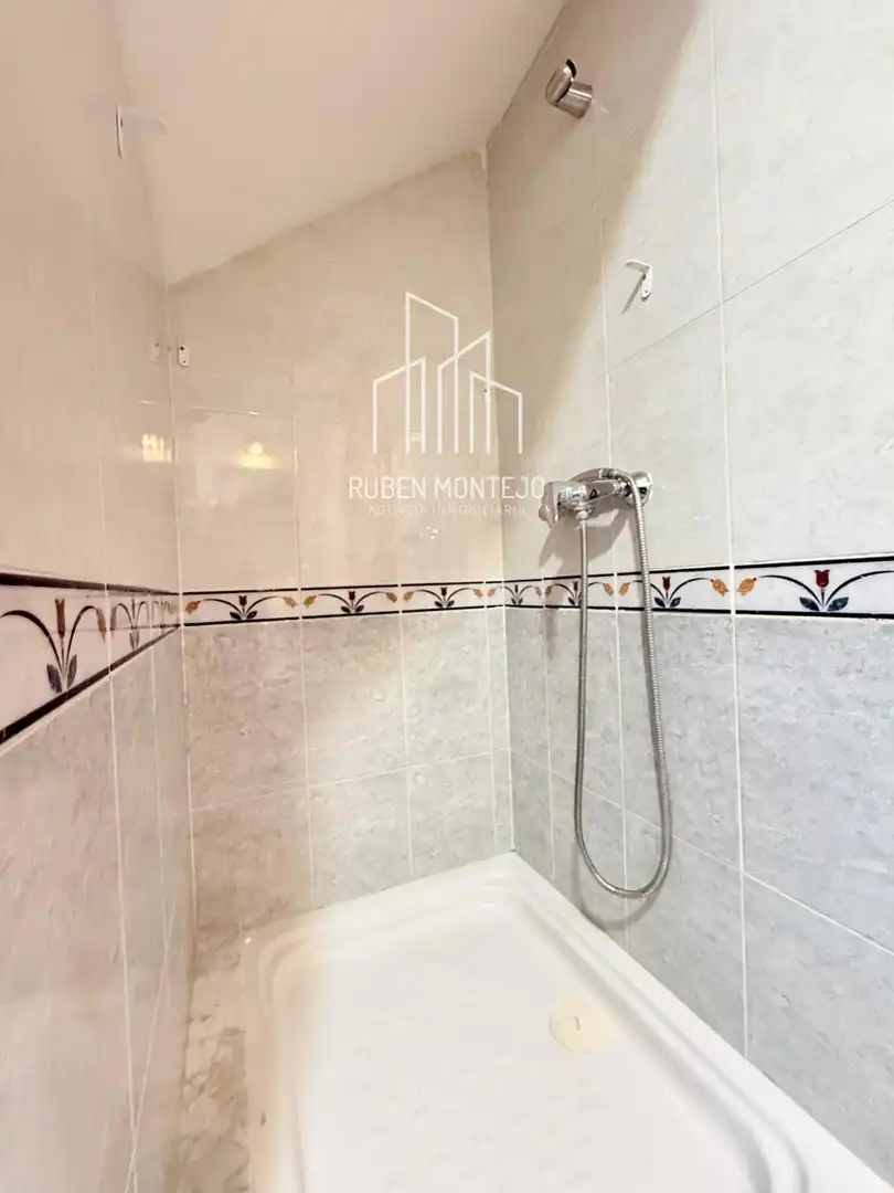 Badezimmer von Einfamilien-Reihenhaus zum Verkauf in Matilla de los Caños del Río mit Heizung, Privatgarten und Terrasse