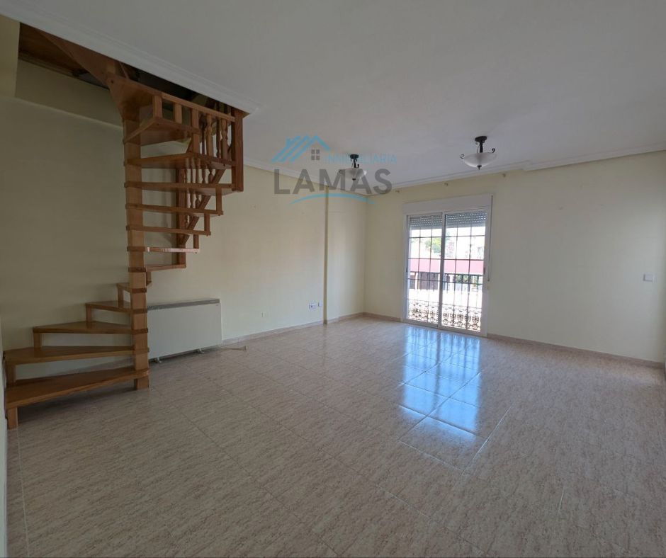 Sala d'estar de Dúplex en venda en Navalmoral de la Mata amb Calefacció, Terrassa i Balcó