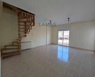 Sala d'estar de Dúplex en venda en Navalmoral de la Mata amb Calefacció, Terrassa i Balcó