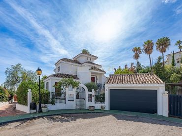 Haus mit Garten zum Verkauf in Nueva Andalucía