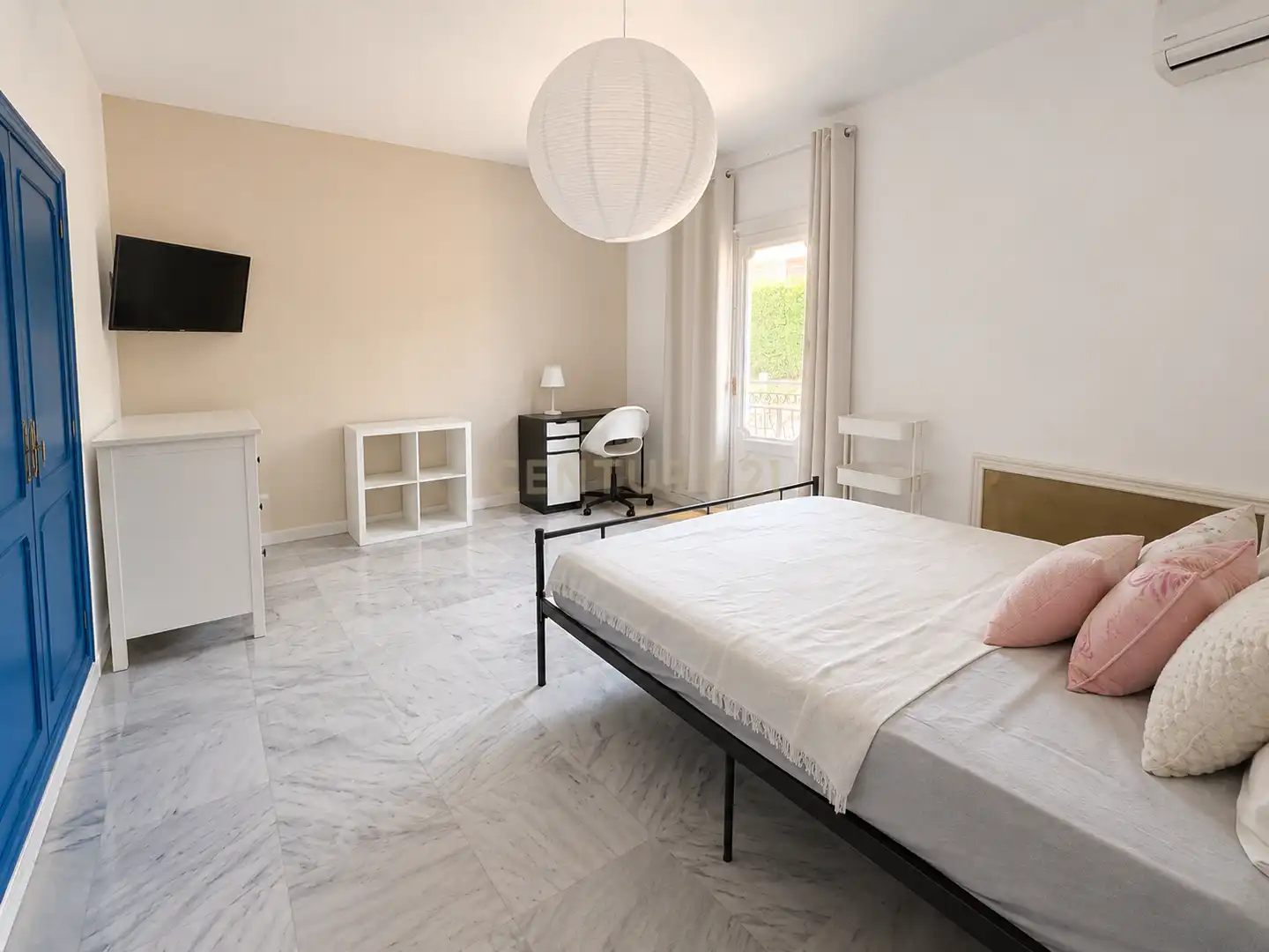 Dormitori de Apartament de lloguer en Benalmádena amb Aire condicionat, Jardí privat i Piscina