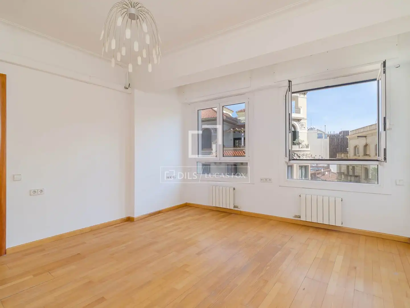Schlafzimmer von Wohnung zum Verkauf in Barcelona mit Klimaanlage, Heizung und Balkon